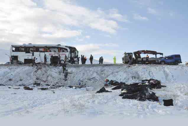 SAYFA 1 Otobüsler tabutluk olmasın Kayseri'de 21 kişinin hayatını kaybettiği trafik kazasıyla ilgili olarak, "Emniyet kemeri olsaydı, bu kadar insan ölmezdi' kanaati oluştuğunu hatırlatan Güvenli