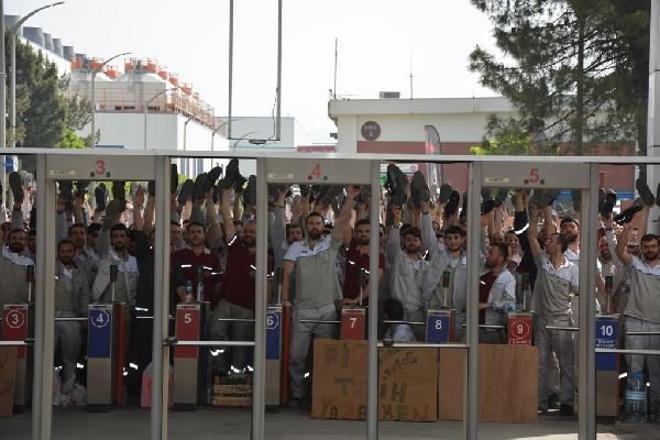 takılmamalı tüm işçileri aileleri ve sınıf dostlarıyla birlikte fabrikaya sokmalıydı ve birlikte omuz omuza mücadele yürütülmeliydi.