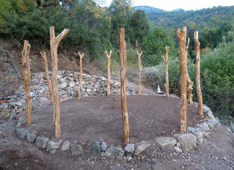 önce büyükçe taşlarla, sonra çakılla ve son olarak da