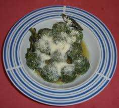 Fare con l impasto dei bastoncini della sezione di un dito, tagliarli a pezzetti e passarli nella farina, poi con il pollice praticare un piccolo incavo. Bollirli in abbondante acqua salata.