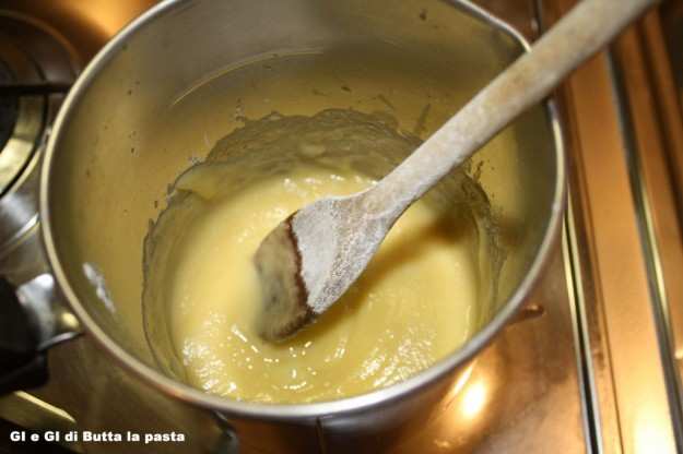 Usare un fuoco molto basso. Aggiungere la farina setacciata e il latte continuando a mescolare.