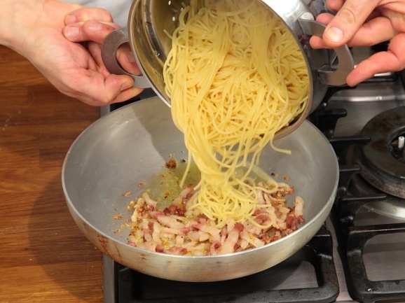 SPAGHETTI ALLA CARBONARA Ingredienti per 4 persone: 100gr pancetta a dadini 1 cucchiaio di olio d oliva 1 spicchio d aglio cipolla 4 uova 2 cucchiai di formaggio pecorino grattugiato 2 cucchiai di