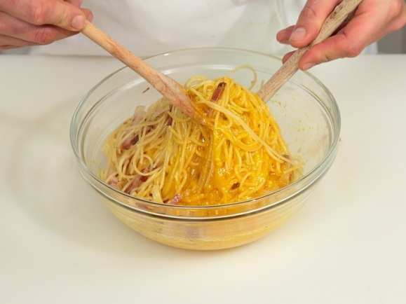 In un ampia terrina, sbattere le uova con un cucchiaio di pecorino romano grattugiato e uno di parmigiano, aggiungere il pepe. Cuocere al dente la pasta (spaghetti, bucatini o pasta corta).