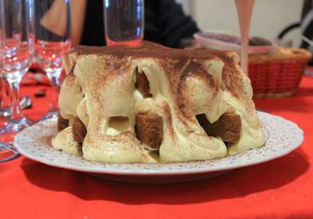 Sbattere i bianchi a neve ferma e aggiungere la crema mescolando molto delicatamente da sotto in sù con un cucchiaio di legno.