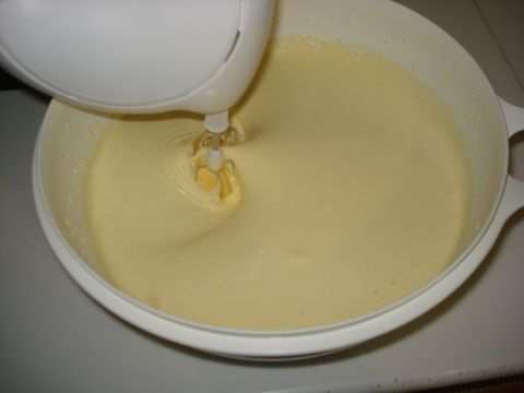 SPONGE CAKE (Pan di spagna) Ingredients: 6 eggs 125 g of potato starch 200 g sugar grated lemon skin Vanilla Combine yolks