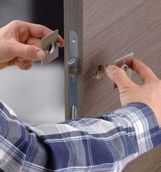 Kısa kamlı kol rozetleri Kapının hazırlanması Bu çözüm standart kilit kullanılan standart kapılarda kullanılabilir.