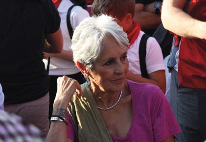 ABD li sanatçı Joan Baez de Grup Yorum u yalnız bırakmadı. Joan Baez sahneye çıkarak herkese merhaba dedi ve kendi ezgilerinden birini seslendirdi.