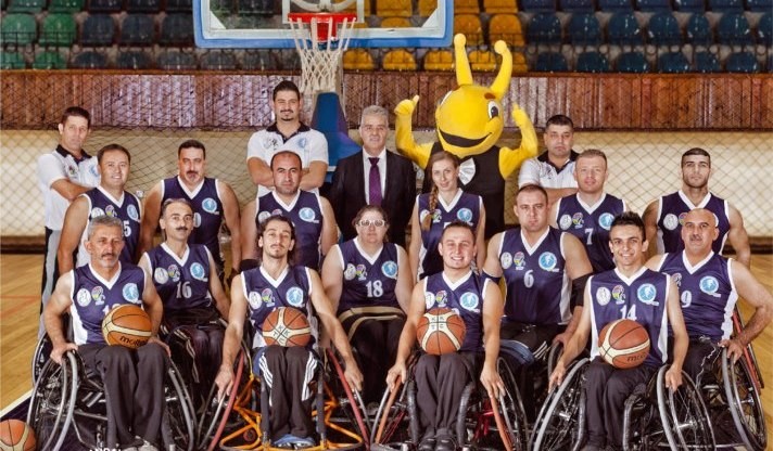 13 Onlar tekerlekli sandalye basketbolunun emekçileri, görünmez kahramanları, çilekeş mekanisyenleri, mekanikerleri, refakatçileri, bu camiadan olmayanlar için kısaca onlara tekerlekli sandalye