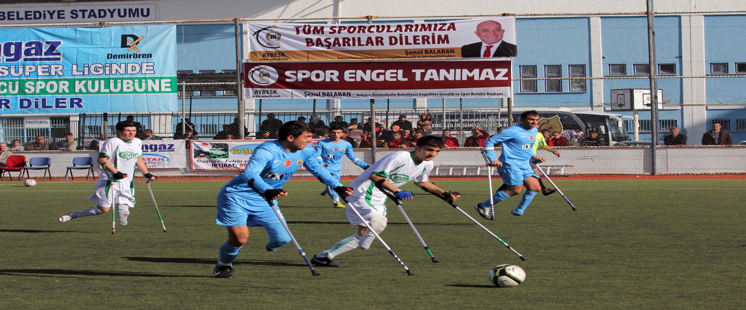 O, tekerlekli sandalye basketbolunda tarih yazan bir hakem.