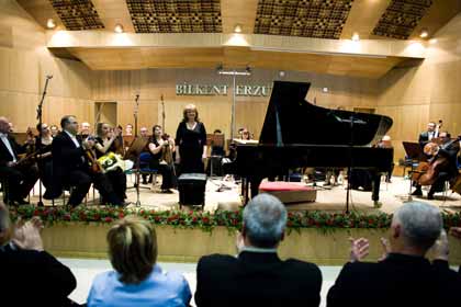 Piyano Konçertosu'na hayat verdi. Bilkent Erzurum Konser Salonu ndaki üçüncü konserde yine Mozart n eserleri vard.