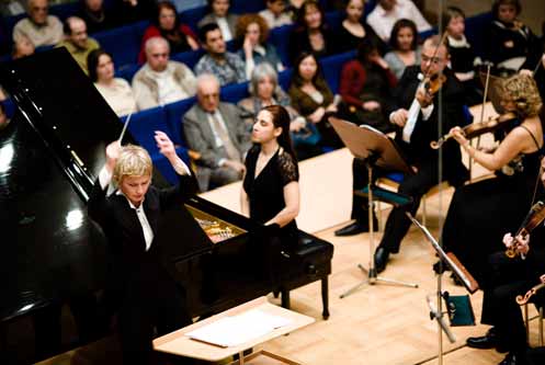 Dünya Kad nlar Günü Konseri BSO, Dünya Kad nlar Günü nü bayan sanatç larla birlikte kutlad. Estonyal bayan flef Anu Tali nin yönetti i konserin solisti, baflar l piyanist Ayfle Gülüm Sürmen di.