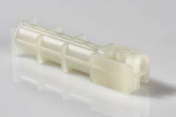 Milimetre ölçeğindeki köşe boyları olan narin yapıları bile güvenilir bir şekilde üretebilmek için Blum plastik enjeksiyon makinelerinin hassasiyetine büyük önem veriyor.