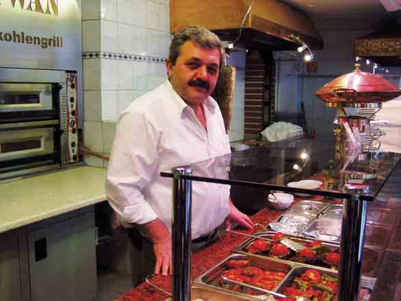 Sayfa 32 Sayý 64 POLÝTÝKA KÜLTÜR Et yemeklerinde kalitenin zirvesinde olan Diwan Restaurant, Viyana da Türk mutfaðýnýn yüz aký Viyana- Tüm dünyada Türk yemeklerinin ününü duymayan yoktur.