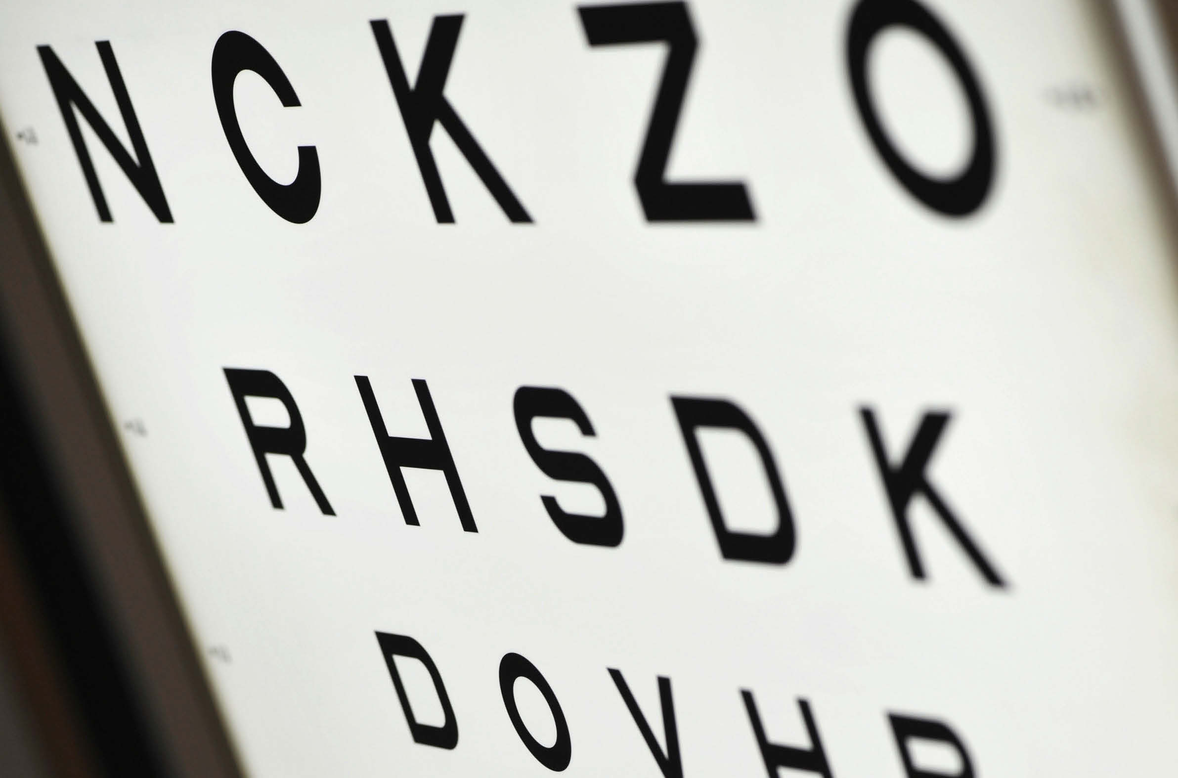 Göz doktorunda muayene Tedbir almak buna değer: Göz doktoru (oftalmolog) çeşitli muayene yöntemleri yardımıyla retinanın ortasındaki (maküla) hastalıklı değişimleri, henüz hasta gözünde bozukluk