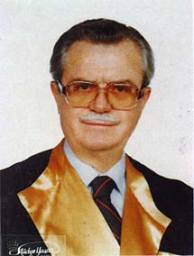 PROF.DR. KEMÂL TOSUN 1922 yılında Girit in Hanya kentinde doğan Prof.Dr. Kemal TOSUN, 1942 yılıda liseyi 1946 yılında İ.Ü. İktisat Fakültesini bitirdi.