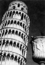 Tekst 4 Harika bir hata: Pisa Kulesi 1 Toscana Vadisi nin küçük kenti Pisa nın Mucizeler Meydanı nda, tam ortada tek ba ına dikilmi öyle duruyordu. Görür görmez sevdim onu.