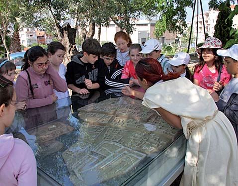 Eğitim Okullarda eğitim bütün konuları kapsar ve tematiktir. Öğrenciler arşivde ve diğer bilgi kaynaklarında sorularına cevap ararlar.