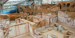 Efes Antik şehri sadece yaya olarak ziyaret edilebilir. Arkeolojik alandaki patikalar, tabelalarla belirginleştirilmiş şekilde yolunuzu rahatça bulmanızı sağlıyor.