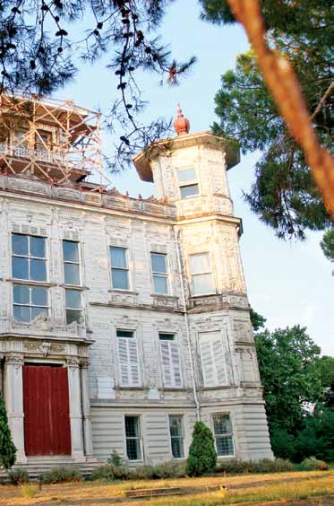 Ragıp Paşa Mansion The Magnificent Ragıp Paşa Mansion in Caddebostan, was designed by August Jasmund, who also designed Sirkeci Train Station in the year 1906.