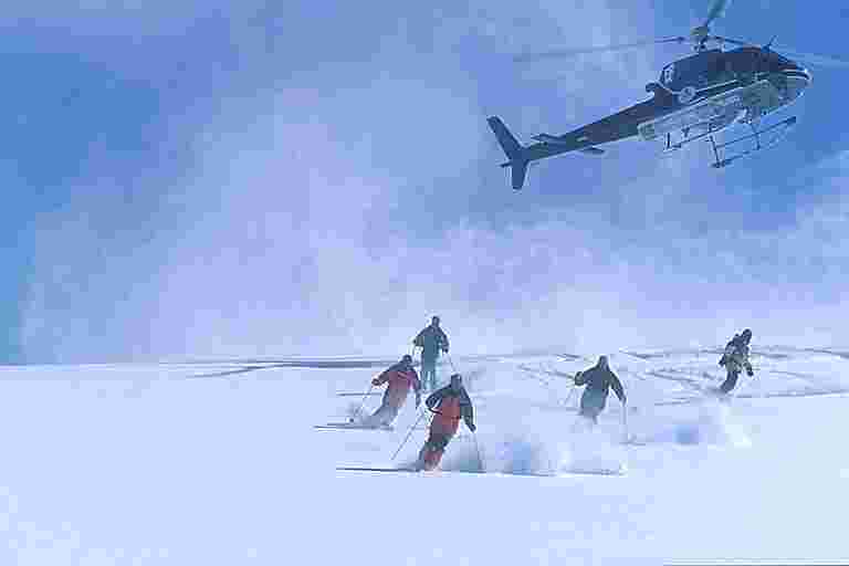 El değmemiş toz halindeki karda yürümeyi eşsiz bir kayak zevki için arayanlar, kayak turunu takdir ederler.
