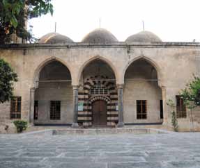 Her derde deva balıkların kutsal mekanı: Balıklı Göl Urfa yı kutsal bir kent yapan en önemli mekanlardan biri de Balıklı Göl ve çevresindeki ziyaret mekanları.