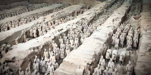 Yaşamı koruyan eşarp Aslında, boyun bağı nın öyküsü çok daha eskiye ve çok daha uzaklara gidiyor. 1974 yılında, MÖ 3 üncü yüzyılda yaşamış olan Çin İmparatoru Ch in Shih Huangti nin mezarı açıldı.