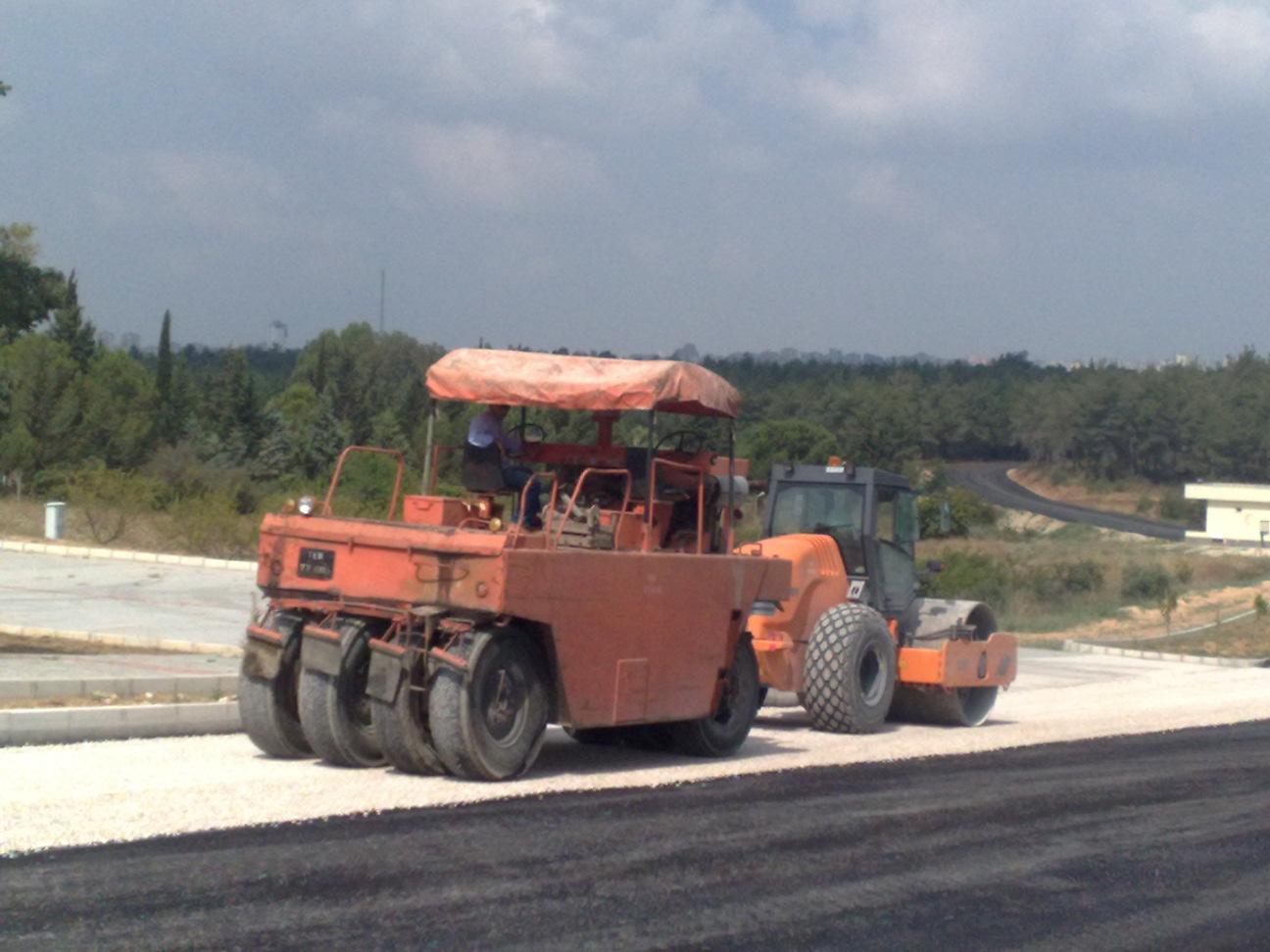 Lastik tekerlekli Düz tekerlekli Kırma taş Yol kaplamasının iki yanında kaplamaya bitişik ve kaplama kenarı ile şev başı arasında kalan kısma banket denir.