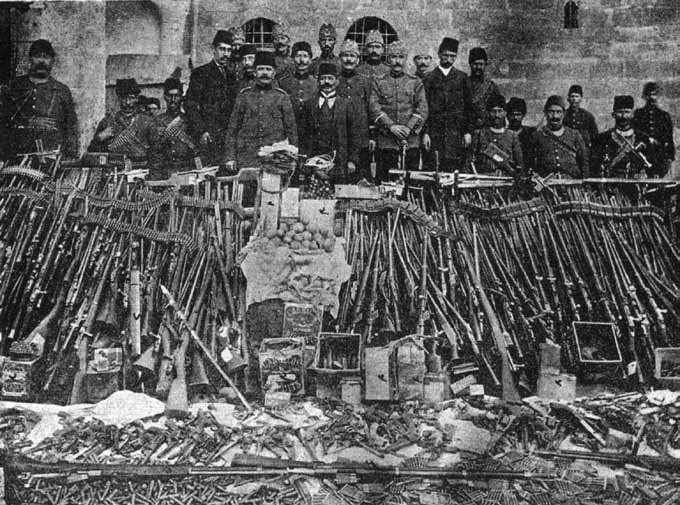 HOŞGÖRÜDEN YOL AYRIMINA ERMENİLER / CİLT 1 Resim 3: Diyarbakır da ele geçirilen silahlar Keza Romanya da bulunan Ermeni Fesat Cemiyeti mensuplarının Ermeni İstiklali İhtilal Fırkası ismiyle