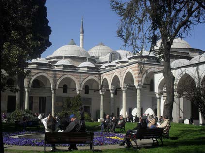 Alman Çeşmesi, benzersiz 6 minaresi ve ünlü İznik Çinleri ile özdeşleşmiş Sultanahmet Cami, el dokuması halıların, mücevherlerin deri ürünlerin ve hediyelik eşyaların satıldığı 3000 den fazla dükkanı