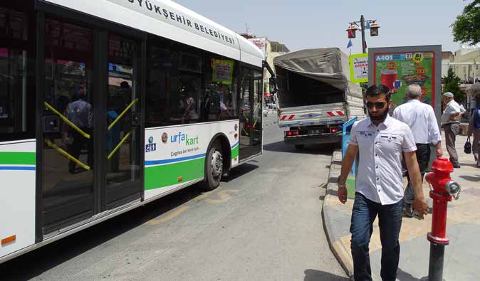 Tespit edilen bu yasadışı parklanmalar koridor dahilinde enkesitlerin daraldığı noktalarda otobüslerin geçişlerine engel olarak olası gecikmelere neden olmaktadır.