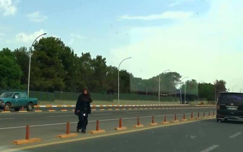 Şanlıurfa BRT Yol Güvenliği ve Erişilebilirlik İnceleme Raporu 39 Şekil 76 Şanlıurfa Necmettin Cevheri Caddesi Üzerinde BRT Koridoru İçin Ayrılmış Yol Platformu (EMBARQ Türkiye, 2015) bariyere