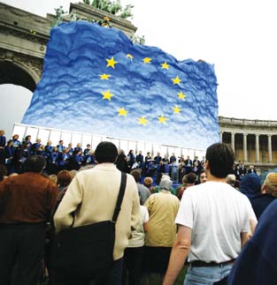 AVRUPA BİRLİĞİNİN GENİŞLEME POLİTİKASI Bugünkü Avrupa Birliği nin temellerini, 1951 yılında Almanya, Fransa, İtalya, Belçika, Lüksemburg ve Hollanda nın imzaladığı Paris Antlaşmasıyla kurulan Avrupa