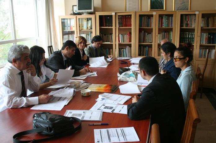 ŞU ANA KADAR NELER YAPTIK 1- Ekim 2012 tarihinde Koordinatör Ülke Romanya tarafından düzenlenen Proje Başlangıç toplantısına Proje irtibat Kişisi Çağrı KIRMIZI ve İngilizce Öğretmeni