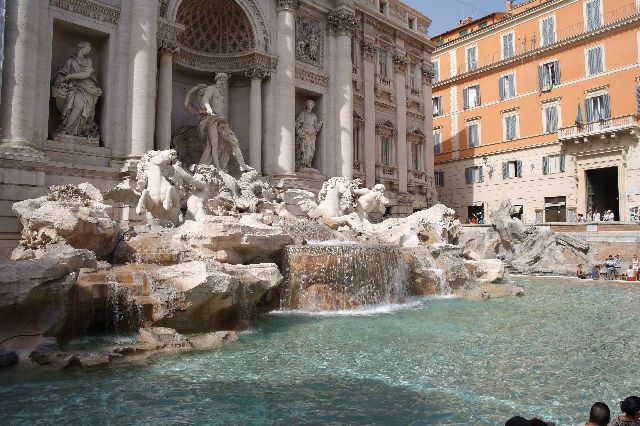 Oradan artık zamanı geldi deyip, sağa doğru kıvrılarak şu meşhur Aşk Çeşmesini yani The Fontana di Trevi yi görmeye gittik.