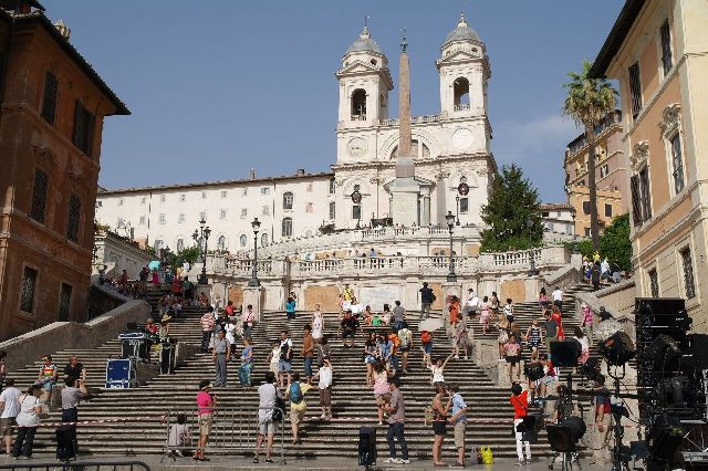 Bu 138 merdiven Piazza di Spagna yı tepedeki Trinita kilisesine bağlıyor. Tepeden şehre bakmak hoş.
