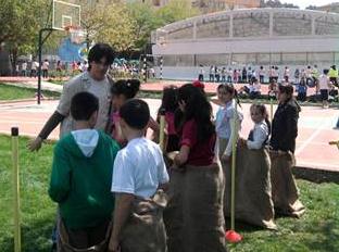 Ortaokulda Okul Başkanlığına sadece Öğrenci Birliği çalışmalarına katılan öğrenciler adaylığını koyabilir ve başkan tüm okulun oylamasıyla belirlenir.