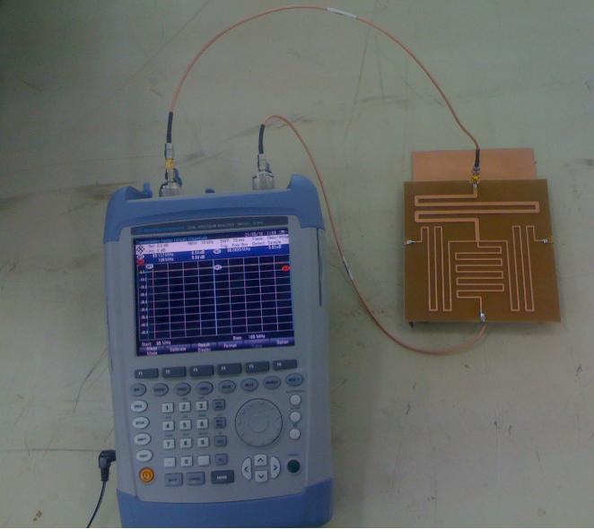 Yedinci tasarım adımında devre Rohde& Schwarz FSH8 Spectrum Analyzer 100kHZ- 8GHz modeliyle irdelenmiģtir. ġekil 3.2.8 de görüldüğü gibi bağlandı ve ġekil 3.2.9, ġekil 3.