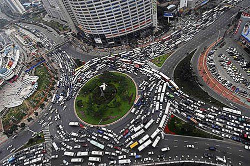 91 ġekil 1. Elektrik ve hayatımız Pek çok insan elektrikten faydalanırken, kendi bedeninin de tıpkı içinde yaģadığı Ģehir gibi elektriksiz çalıģmayacağını bilmez ya da düģünmez.