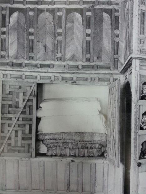 Resim 15 Yüklük ve duvar rafları (Günay, 1998) Yüklük, odada uyuma eylemi için gerekli yatakların saklandığı geniş dolaptır. Derinliği 75-90 cm, genişliği 130-150 cm dir.