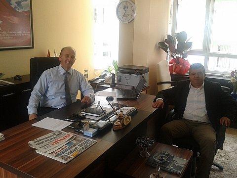 d) Ünye Ticaret Borsası Yönetim Kurulu ve Meclis üyeleriyle beraber, Ünye Belediye Başkanlığı görevine başlayan Ahmet ÇAMYAR'ı ziyaret ederek, yeni görevinde başarılar dilediler.