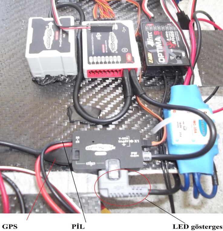 Diğer 3 adet servo kabloları ise kırmızı uçlar kesilerek MC ye bağlanır. Burada motor numaraları önemlidir ve Assistant programına bakılarak ayarlamalar yapılır.