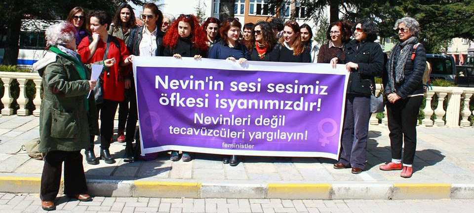 Yalvaç Adliyesi nde verilen bu karar, bu kez öldürülen bir kadınla değil, yaşarken hayatı zindana çevrilen bir kadınla ilgiliydi. Tecavüzü tanımayan erkek adalet Nevin in sesini de duymadı!