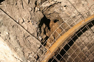 118 UĞUR CEMAL OĞUZBERK Şekil 12: Yan duvardaki kaplama betonu kaldırılınca oluşan güncel karstlaşmanın bir bölümü (km 6+157 ±4m).
