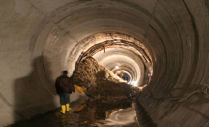 GEZENDE BARAJI ENERJİ TÜNELİNDE SU KAÇAKLARI VE ONARIM ÇALIŞMALARININ DEĞERLENDİRİLMESİ 117 Şekil 7: Kemer betonu ile su tutucu arasında meydana gelen çatlak (km 6+125 sol yan).