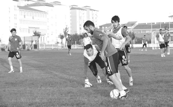 Kulübü Baþkaný Ýlhan Cavcav olduðu belirtiliyor. Neden Ýlhan Cavcav? Sorusuna gelinirse; Gençlerbirliði'nden Atabey Çiçek ve Berat Tosun'u me yapýlamýyor.