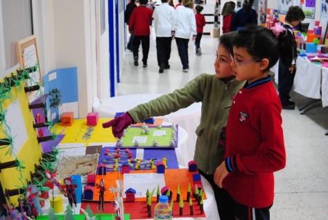 Birçok insan pembe yalanları seçer acı gerçekler yerine. Yalanların ardına saklanmak daha kolaydır. Eğer inandırıcılık konusunda ustaysanız hayatınız bir yalan haline gelmiştir muhtemelen.