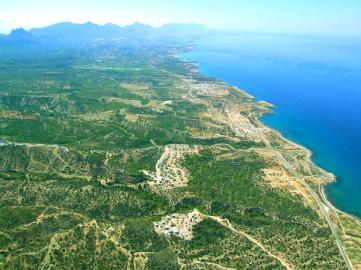 Sicilya ve Sardunya'dan sonra Akdeniz'in en büyük üçüncü adasıdır.