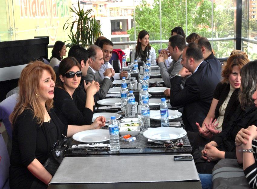 Bayanlar Klasmanında Birinci Ecz.Ülger TEKBAŞ a plaketini Hedef Alliance Holding Yönetim Kurulu üyesi Nejat SANCAK İkinci Ecz.Elif KORKMAZ a plaketini oda başkanımız Uzm.Ecz.Bülent KÖSE, Üçüncü Ecz.