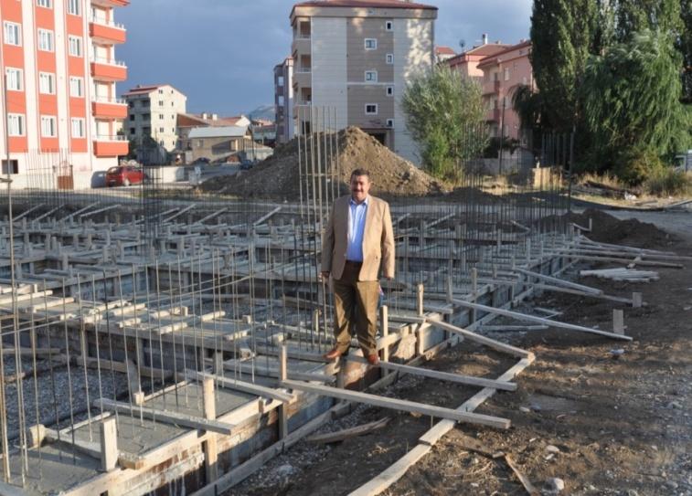 CUMHURİYET MAHALLESİNE YAPILANŞAHSENEM-REMZİ ZORLU KÜLTÜR EVİ İşadamı Hidayet Zorlu memleketine vefa borcunu ödüyor. Şahsenem-Remzi Zorlu Kültür Evinin temeli atıldı.