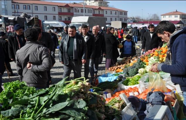 MÜFTÜLÜK KAVŞAĞINA FISKİYELİ HAVUZ YAPILDI Her alanda olduğu gibi görsel alanda da Kelkit'i ait olduğu düzeye getirmek için var gücümüzle çalışıyoruz, çalışmaya da devam edeceğiz.